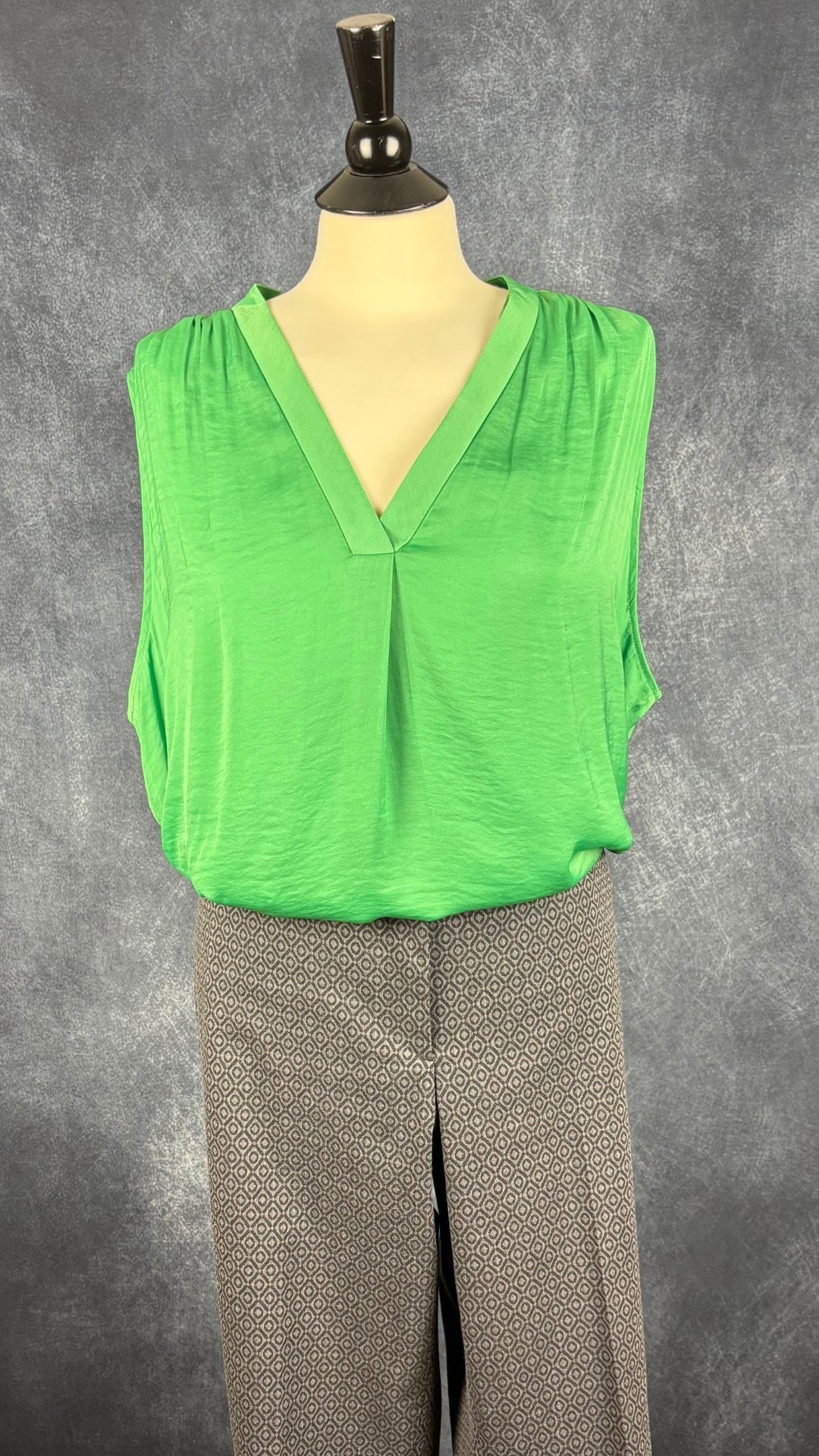 Pantalon extensible à motifs ton sur ton Samoon by Gerry Weber taille 16 (46). Vue de l'agencement avec la camisole verte fluide Vince Camuto.