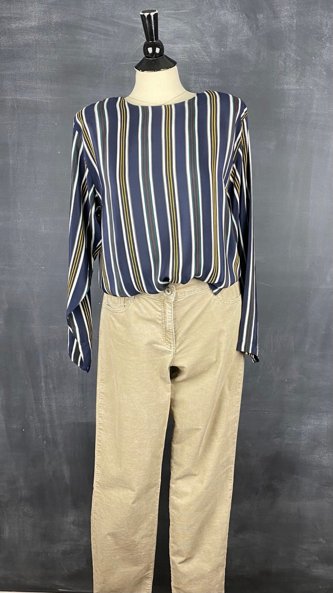 Pantalon en fin velours côtelé beige Brax, taille 31. Vue de l'agencement avec la blouse en soie rayée.