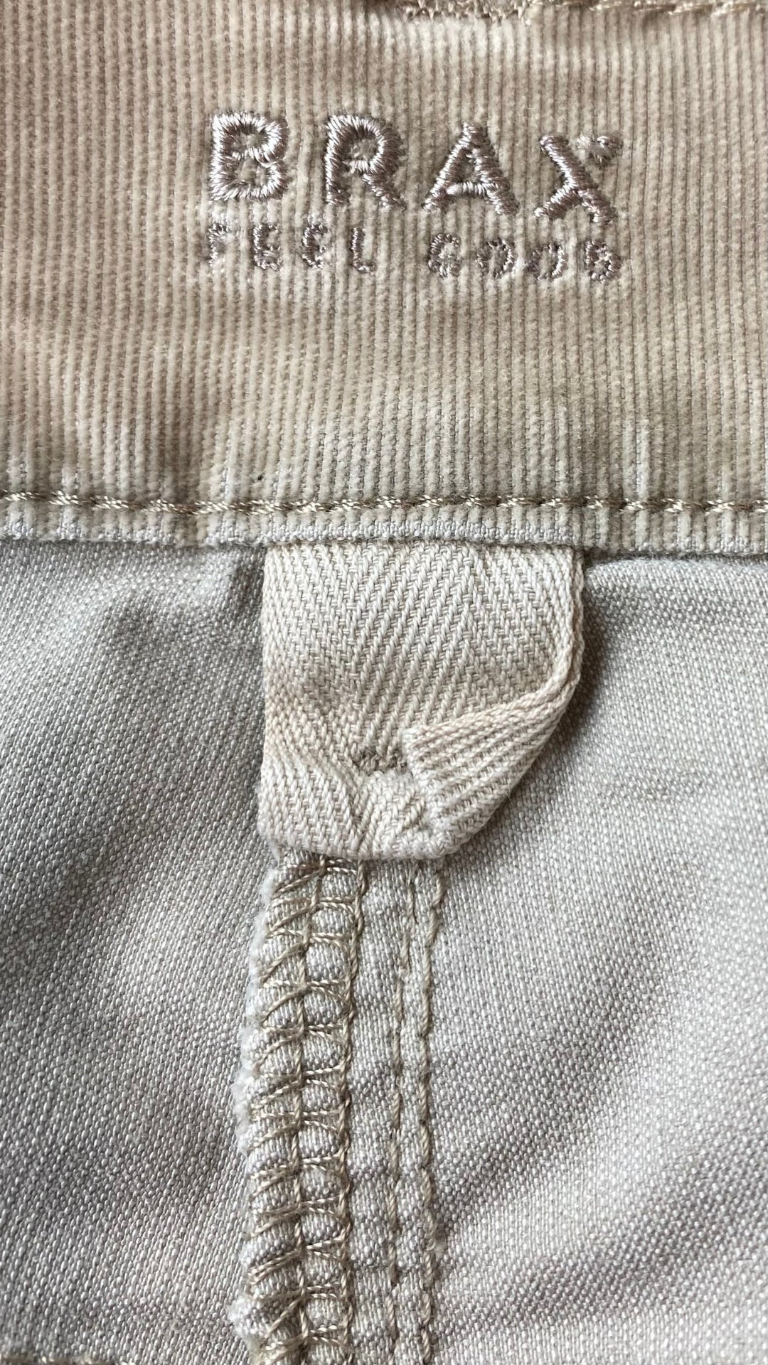 Pantalon en fin velours côtelé beige Brax, taille 31. Vue de la marque.