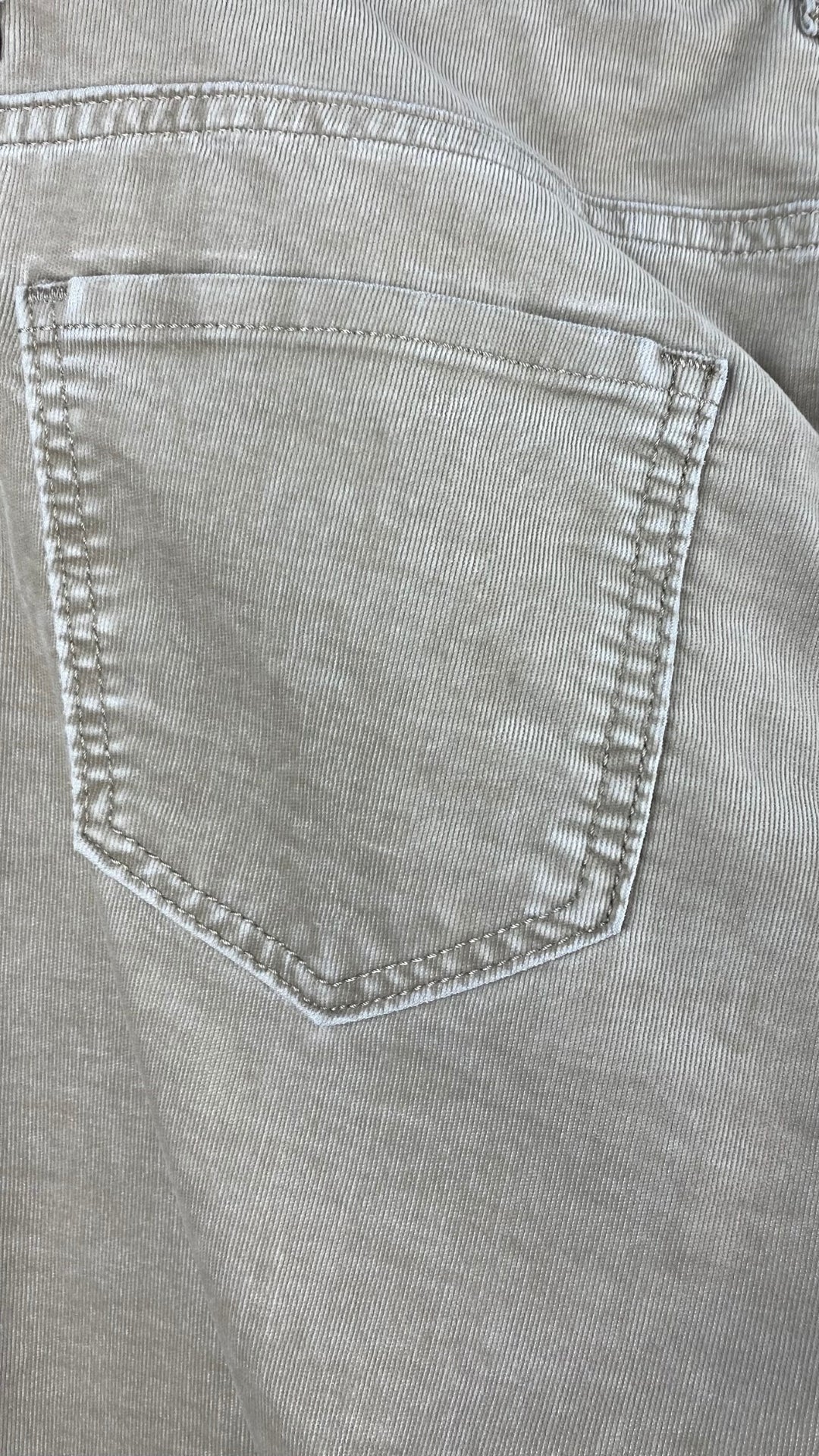 Pantalon en fin velours côtelé beige Brax, taille 31. Vue de la poche arrière.