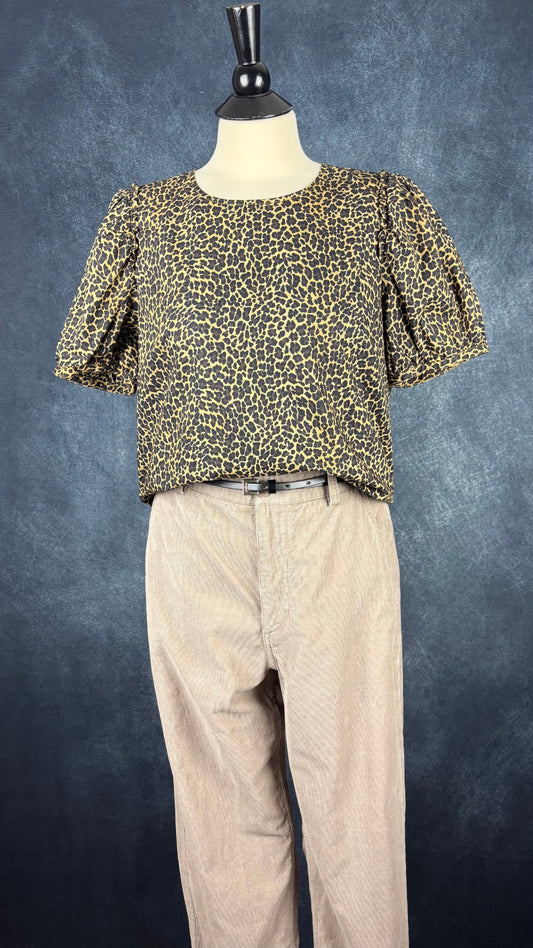 Pantalon en fin velours côtelé beige Cos, taille 8. Vue de l'agencement avec la blouse à motif léopard J.Crew.