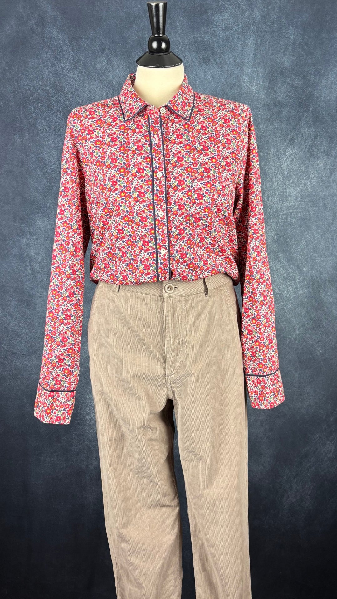 Pantalon en fin velours côtelé beige Cos, taille 8. Vue de l'agencement avec le chemisier à motifs Liberty J.Crew.