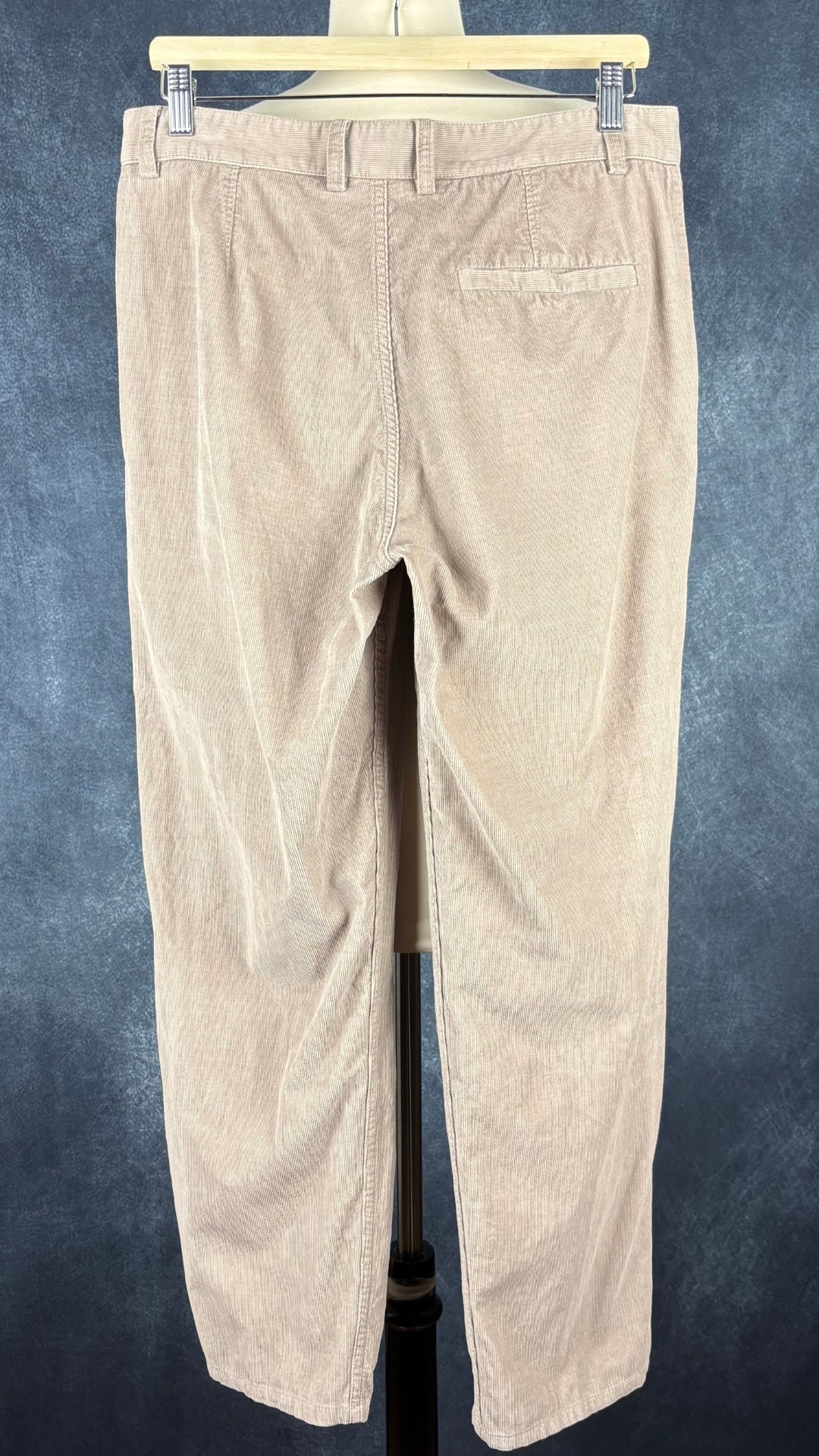 Pantalon en fin velours côtelé beige Cos, taille 8. Vue de dos.