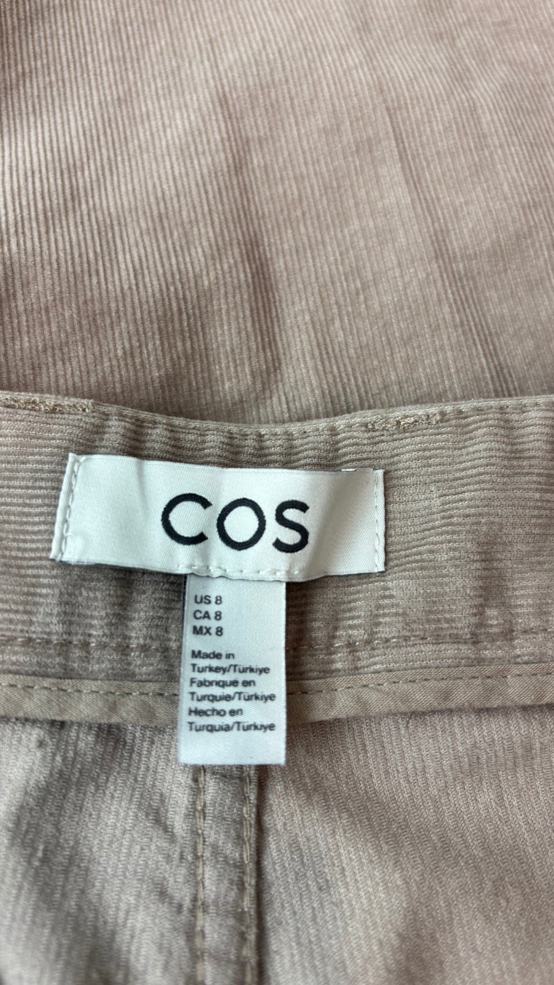 Pantalon en fin velours côtelé beige Cos, taille 8. Vue de l'étiquette.