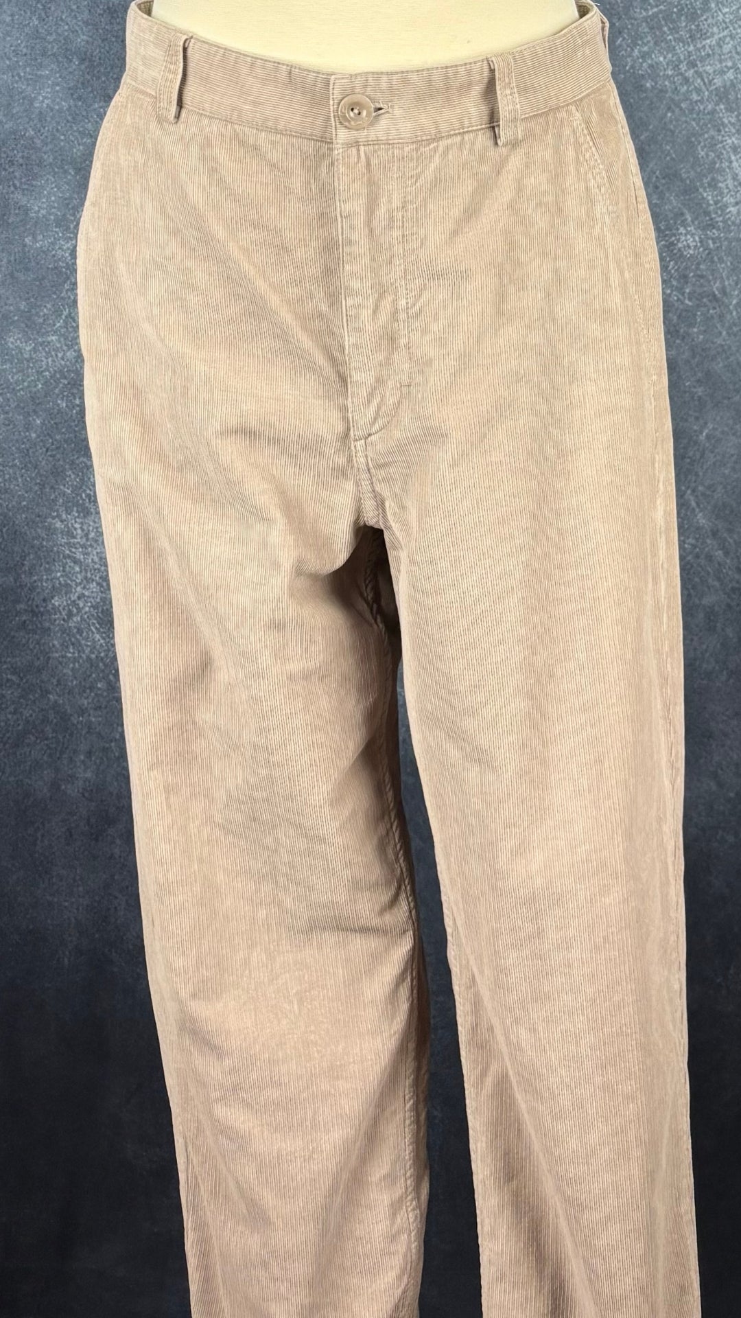 Pantalon en fin velours côtelé beige Cos, taille 8. Vue de face, sur le mannequin.