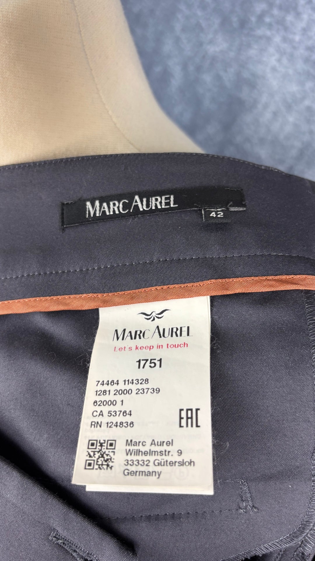 Pantalon gris-bleuté classique avec pli central Marc Aurel, taille 42 (l). Vue de l'étiquette.