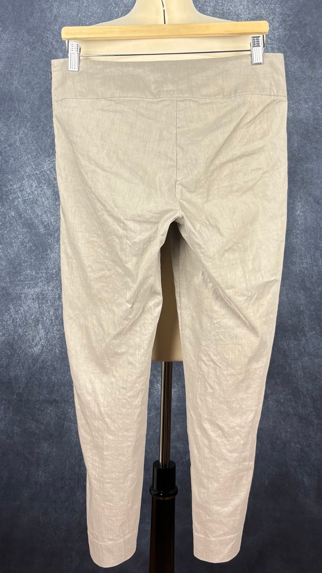 Pantalon gris vert écourté en mélange de lin Sarah Pacini, taille 2 (m). Vue de dos.