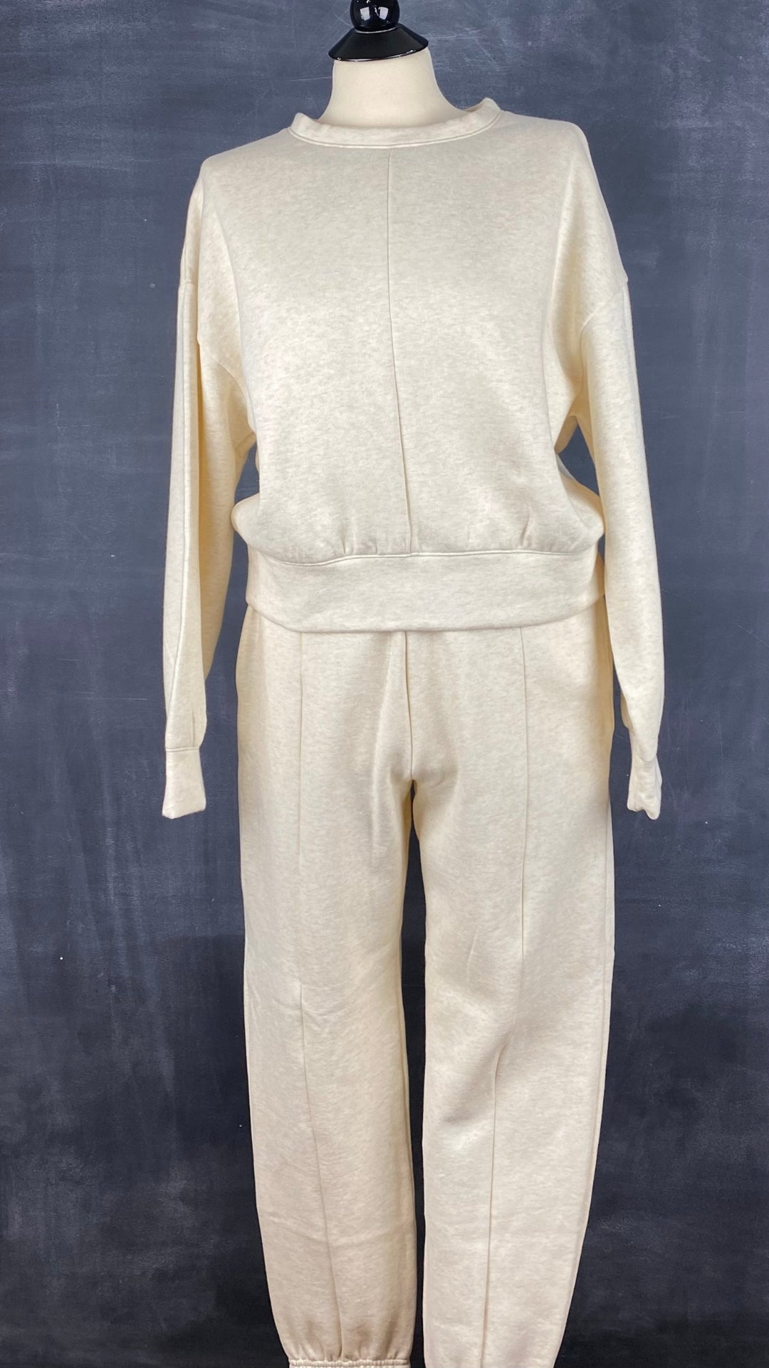 Pantalon jogger ouaté confort suprême Seve & Co. disponibles en plusieurs tailles. Vue de l'ensemble pantalon jogger et chandail ouaté en couleur avoine lumineuse.