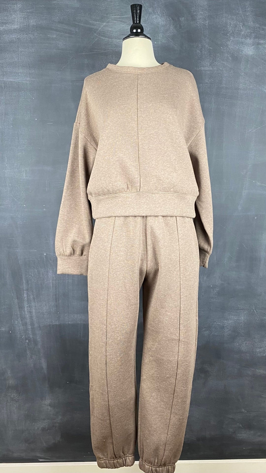 Pantalon jogger ouaté confort suprême Seve & Co. disponibles en plusieurs tailles. Vue de l'ensemble pantalon jogger et chandail ouaté en couleur chocolat au lait.