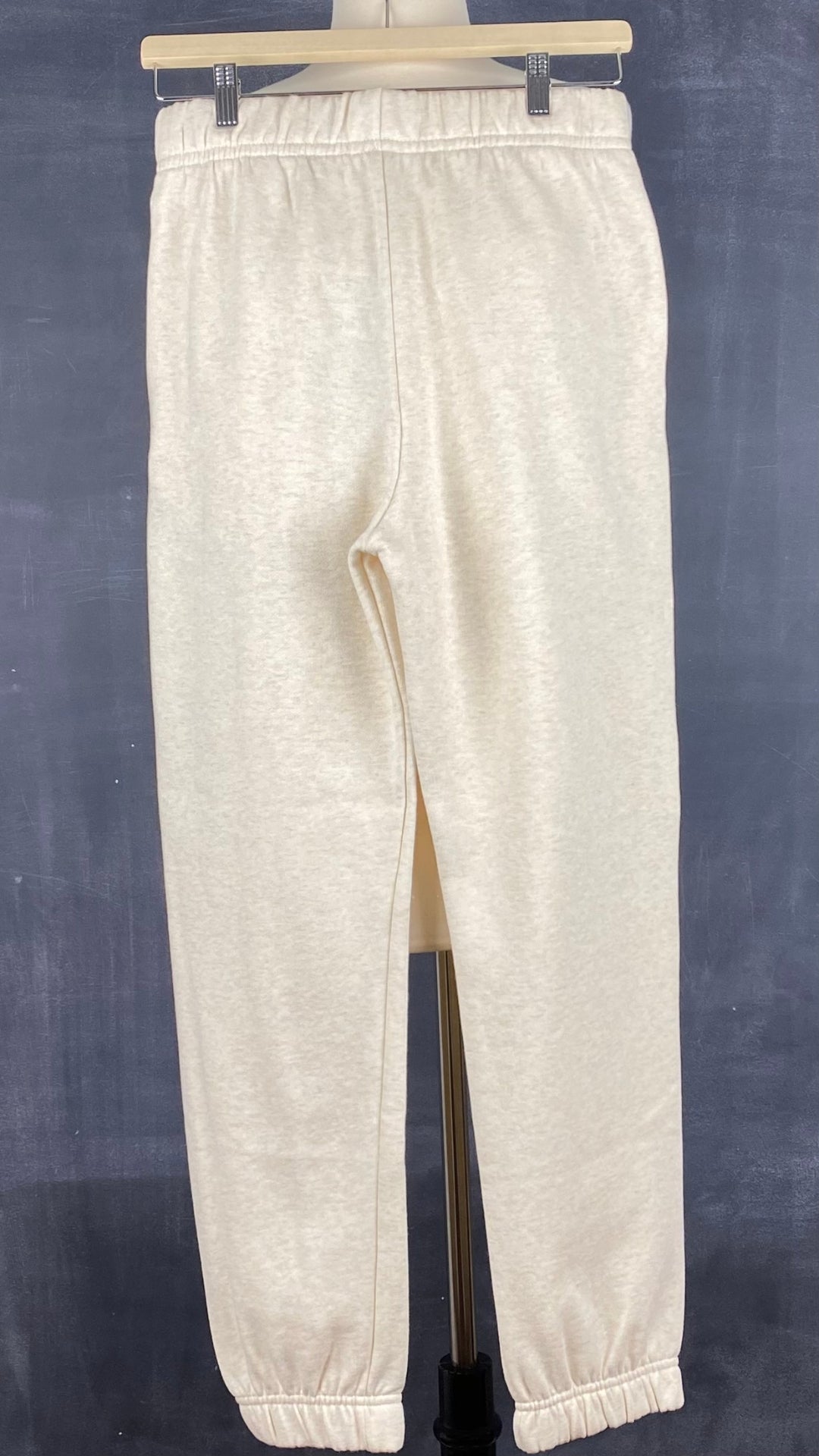 Pantalon jogger ouaté confort suprême Seve & Co. disponibles en plusieurs tailles. Vue de dos (avoine lumineuse).