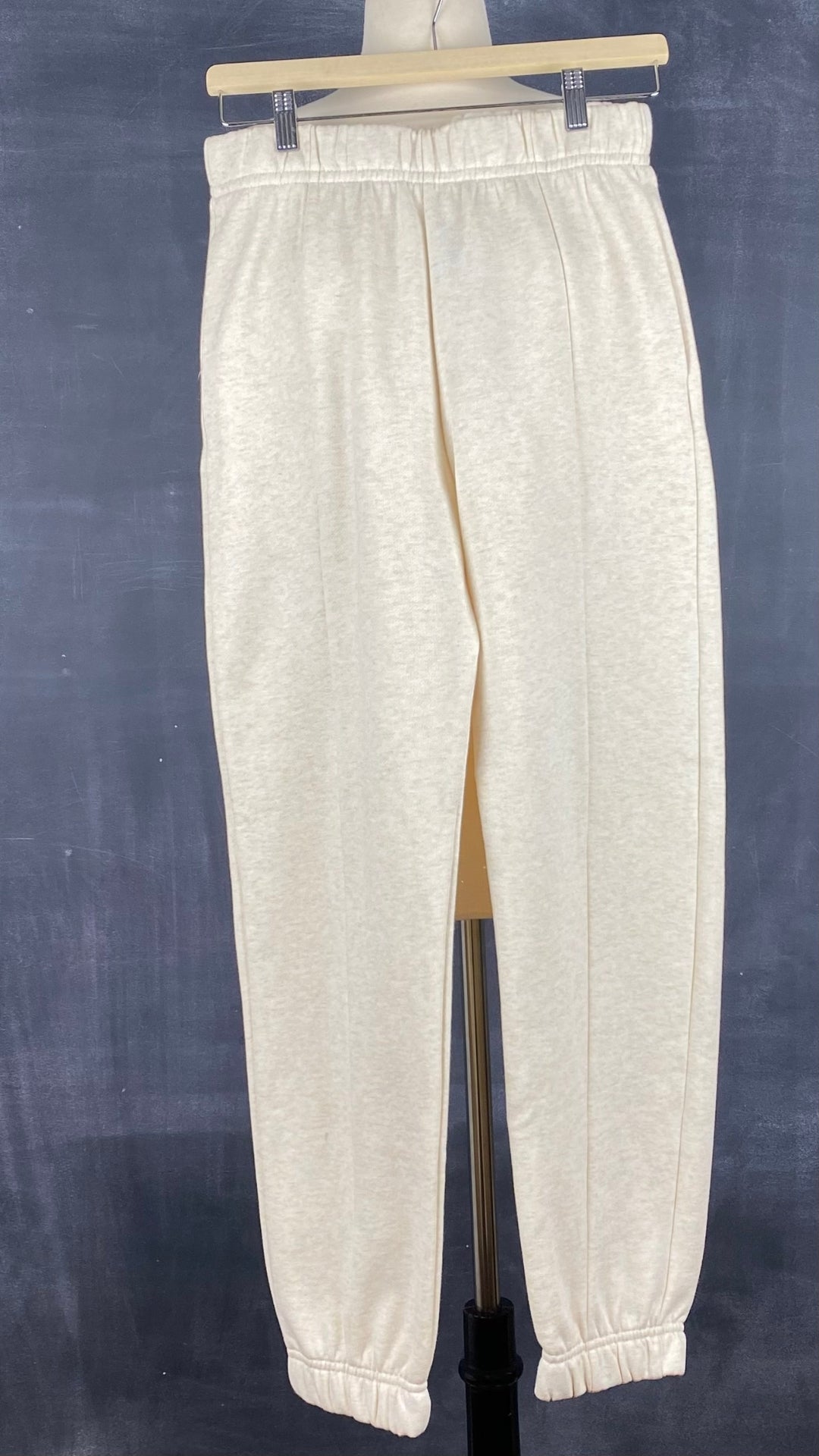 Pantalon jogger ouaté confort suprême Seve & Co. disponibles en plusieurs tailles. Vue de face (couleur avoine lumineuse).