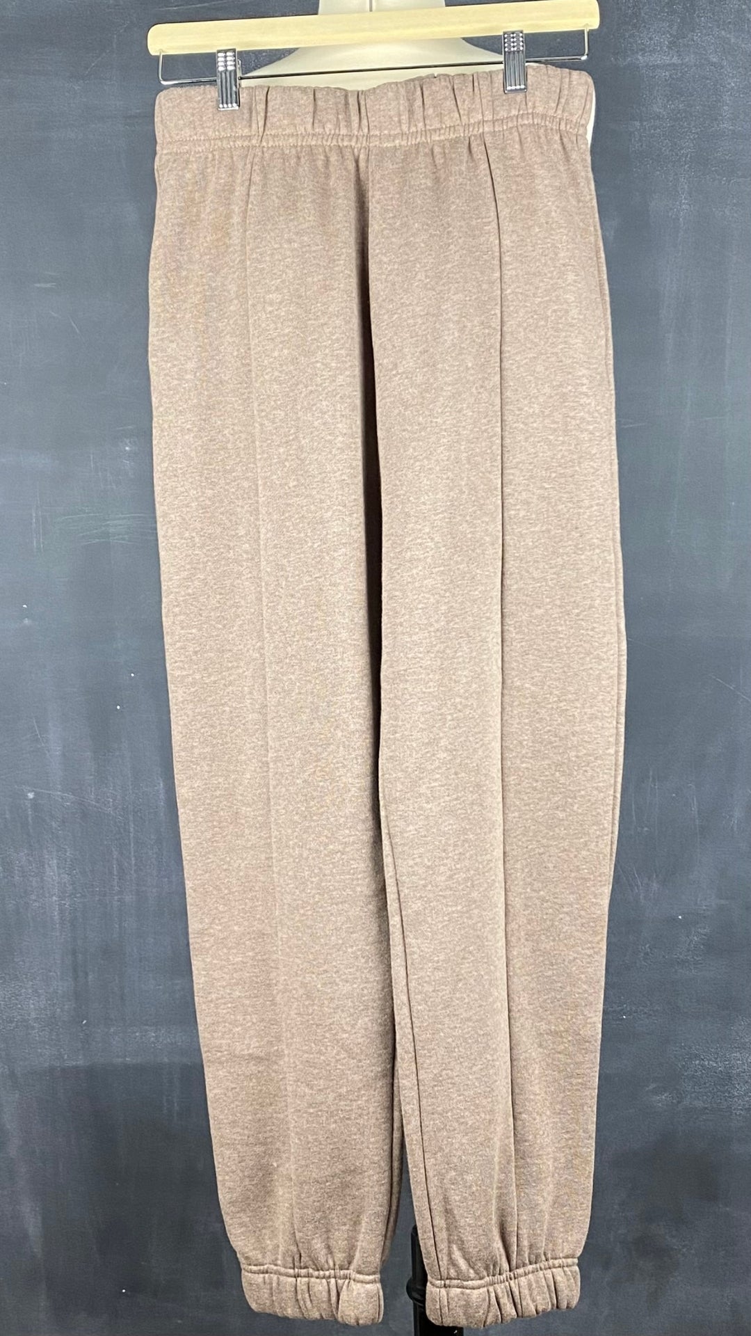 Pantalon jogger ouaté confort suprême Seve & Co. disponibles en plusieurs tailles. Vue de face.
