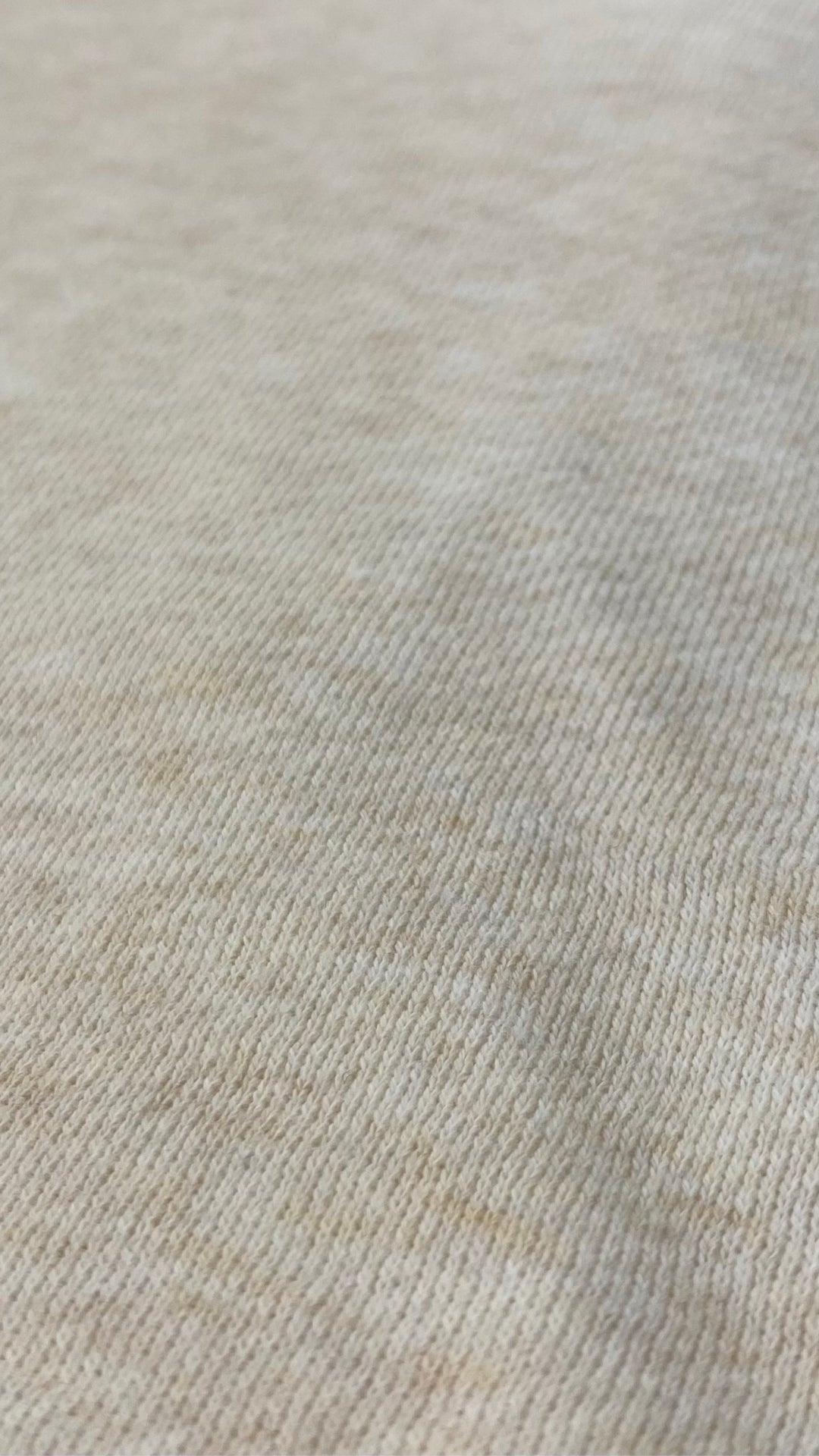 Pantalon jogger ouaté confort suprême Seve & Co. disponibles en plusieurs tailles. Vue de près du tissu de couleur avoine lumineuse.