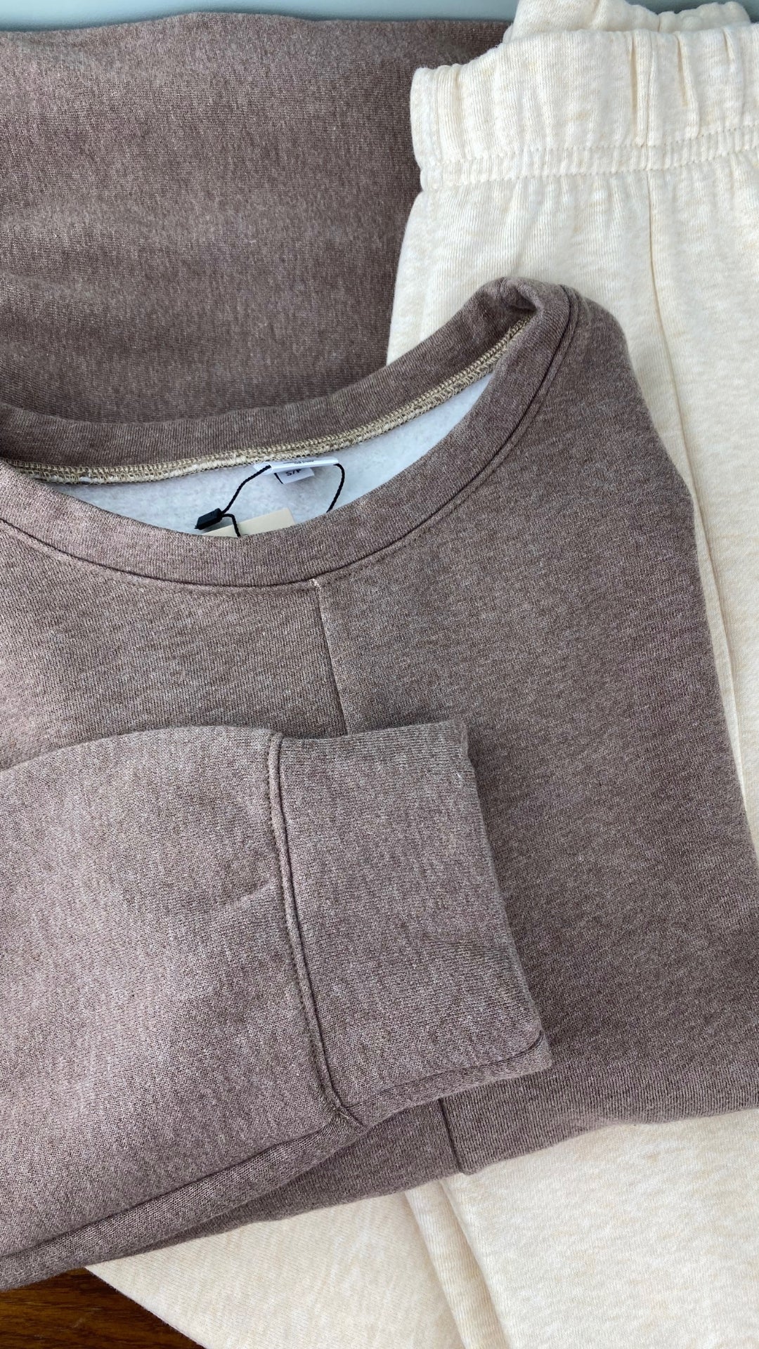 Pantalon jogger ouaté confort suprême Seve & Co. disponibles en plusieurs tailles. Vue du chandail et pantalon sur une table.