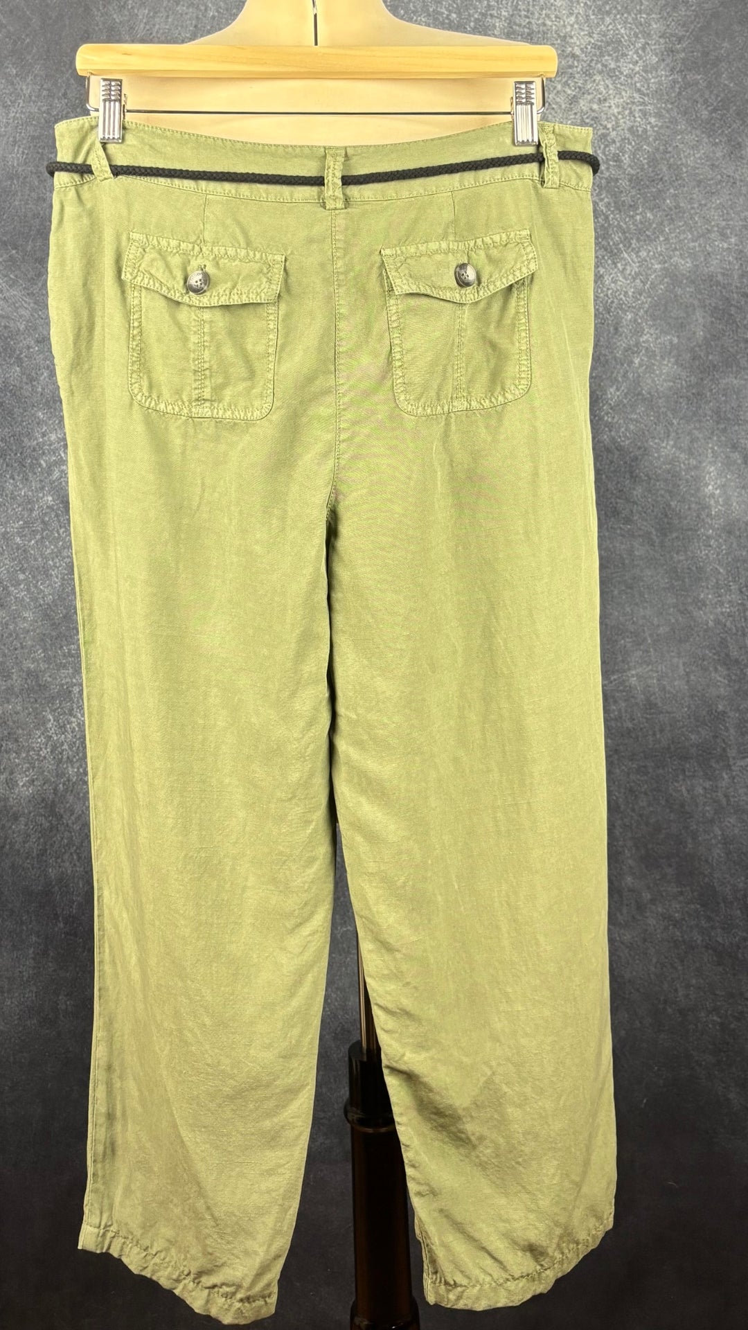 Pantalon léger vert olive écourté modèle Lisa, de Olsen, taille estimée à m/l. Vue de dos.