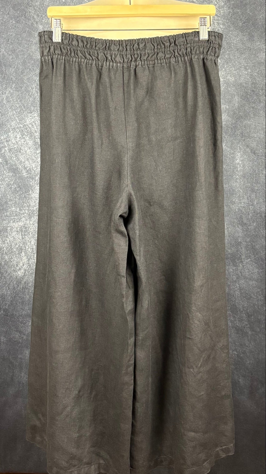 Pantalon en lin noir-bleu à taille froncée élastique by Anthropologie, taille medium. Vue de dos.