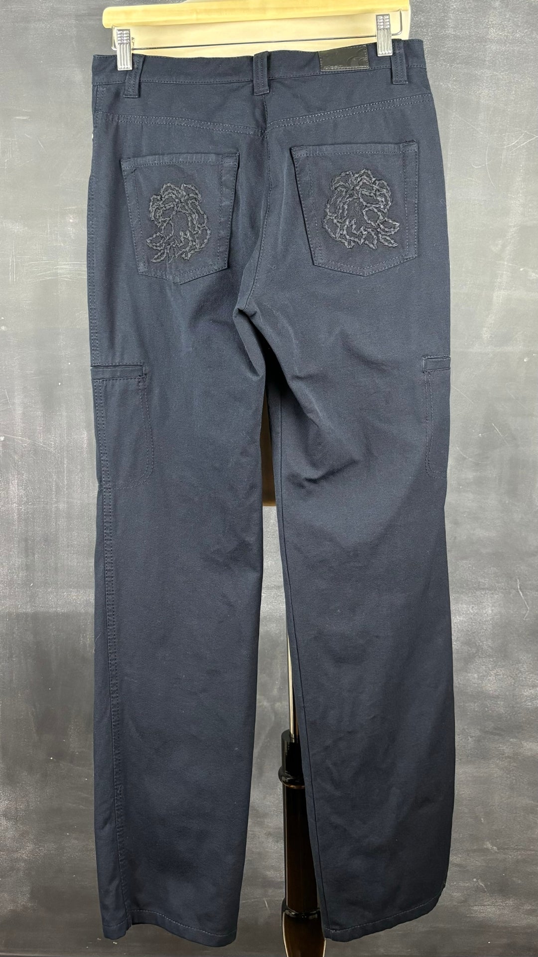 Pantalon marine fleurs brodées sur les poches arrières Olsen Europe, taille 6. Vue de dos.