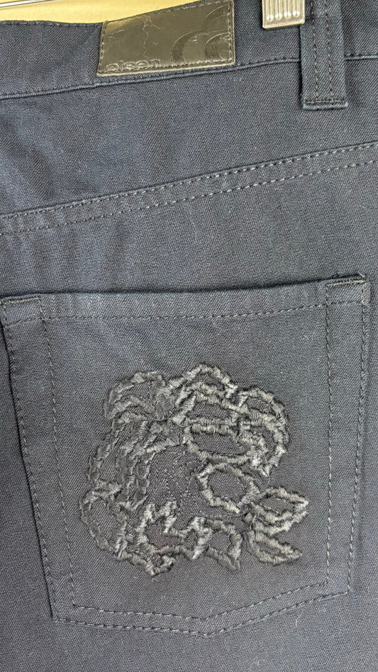 Pantalon marine fleurs brodées sur les poches arrières Olsen Europe, taille 6. Vue de la poche arrière.