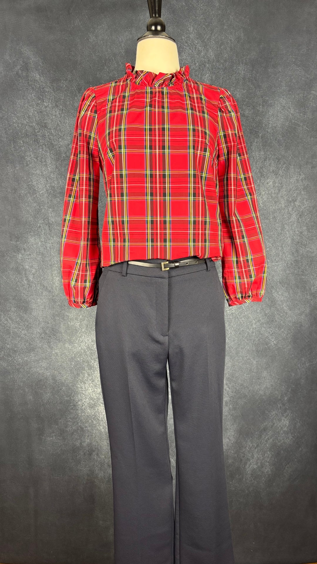 Pantalon classique marine foncé à jambe droite Iris Setlakwe, taille 2. Vue de l'agencement avec la blouse tartan J.Crew.