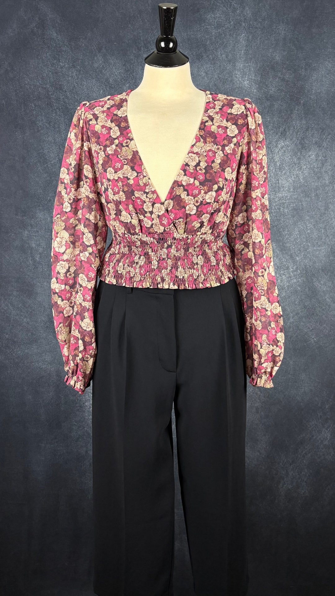 Pantalon marine très foncé The Effortless Pant de Wilfred, version écourtée, taille 8. Vue de l'agencement avec la blouse florale Wilfred.