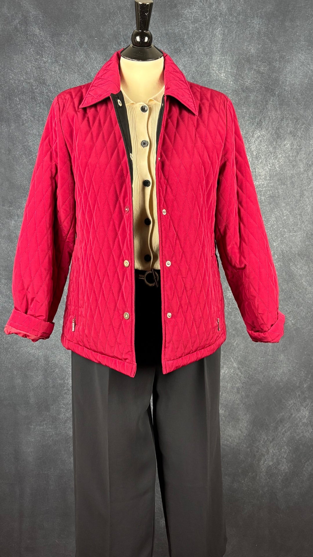Pantalon marine très foncé The Effortless Pant de Wilfred, version écourtée, taille 8. Vue de l'agencement avec la ceinture rouge, le cardigan crème InWear et le manteau rouge matelassé.