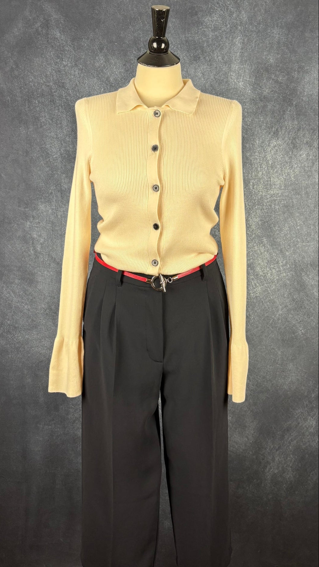 Pantalon marine très foncé The Effortless Pant de Wilfred, version écourtée, taille 8. Vue de l'agencement avec la ceinture rouge et le cardigan crème Inwear.
