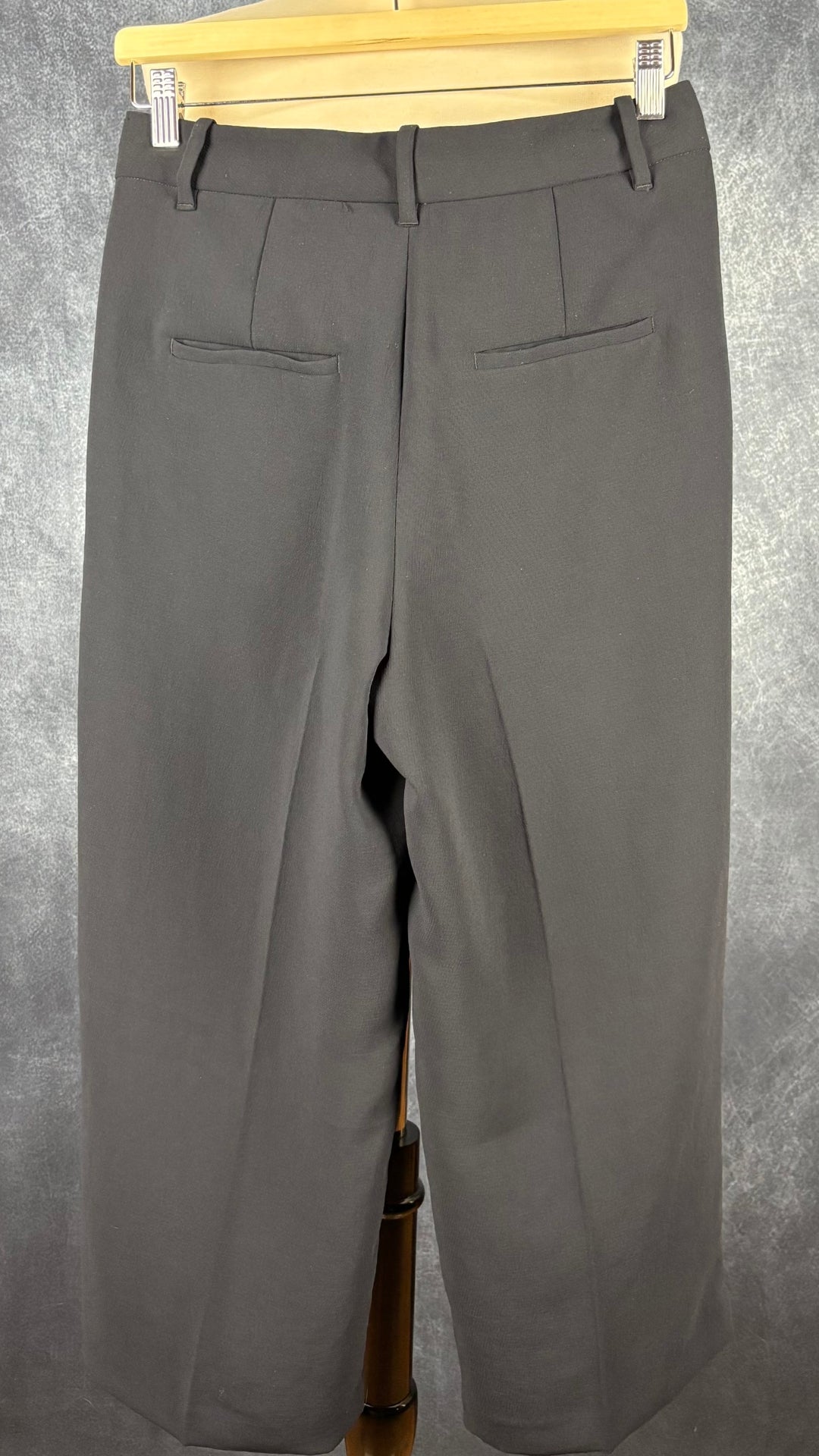Pantalon marine très foncé The Effortless Pant de Wilfred, version écourtée, taille 8. Vue de dos.