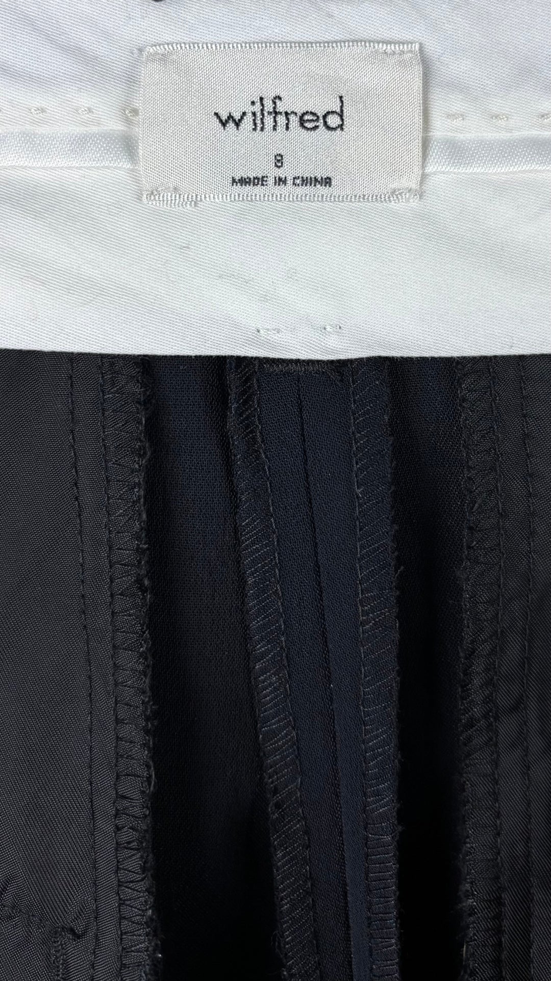 Pantalon marine très foncé The Effortless Pant de Wilfred, version écourtée, taille 8. Vue de l'étiquette.