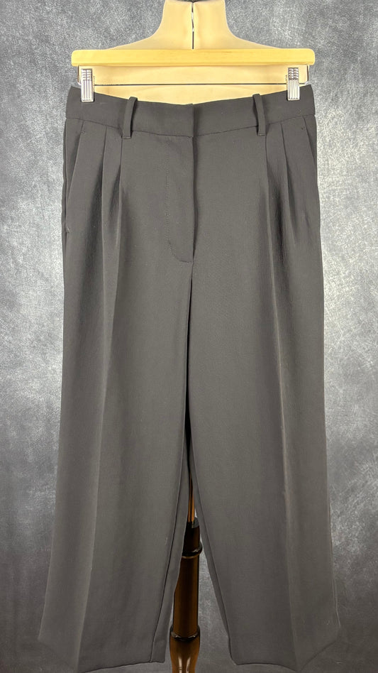 Pantalon marine très foncé The Effortless Pant de Wilfred, version écourtée, taille 8. Vue de face, sur le cintre.