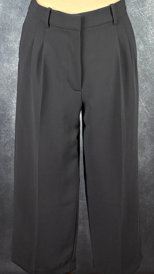 Pantalon marine très foncé The Effortless Pant de Wilfred, version écourtée, taille 8. Vue de face sur le mannequin.