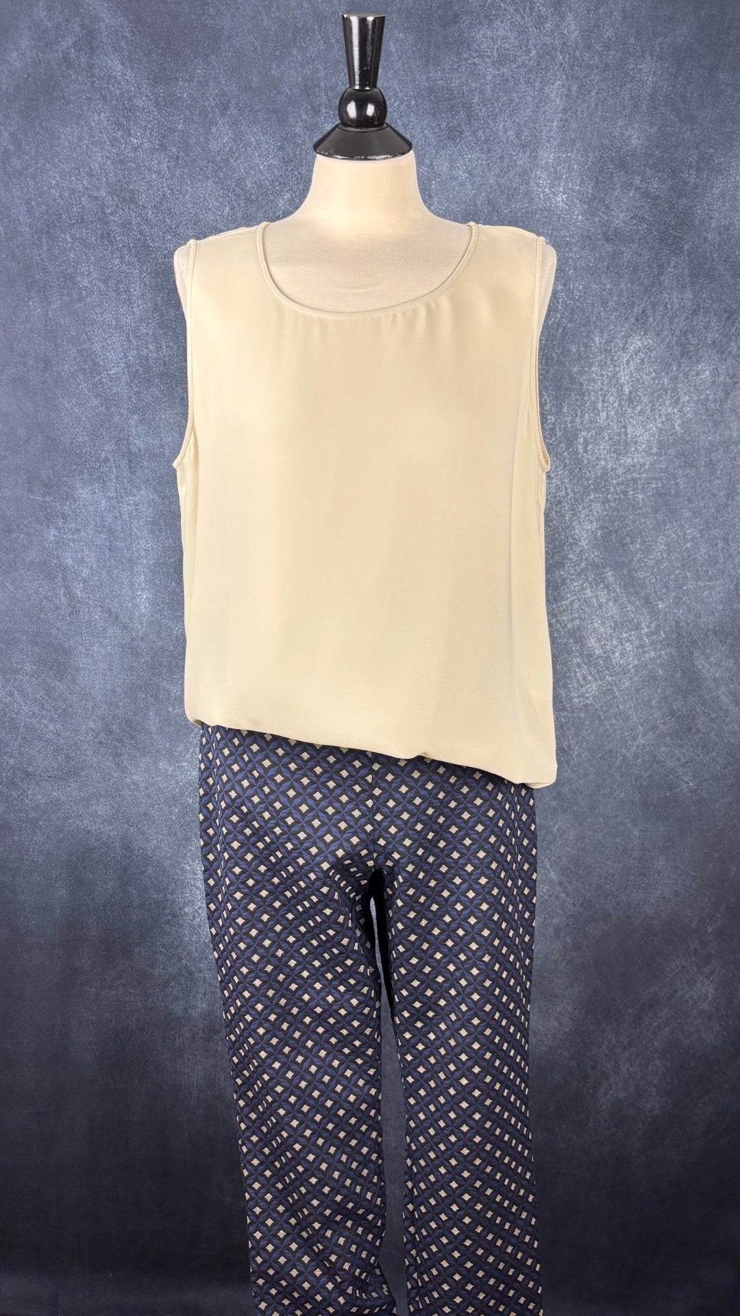 Camisole beige crème Lafayette 148 New York, taille xl. Vue de l'agencement avec le pantalon Oui.