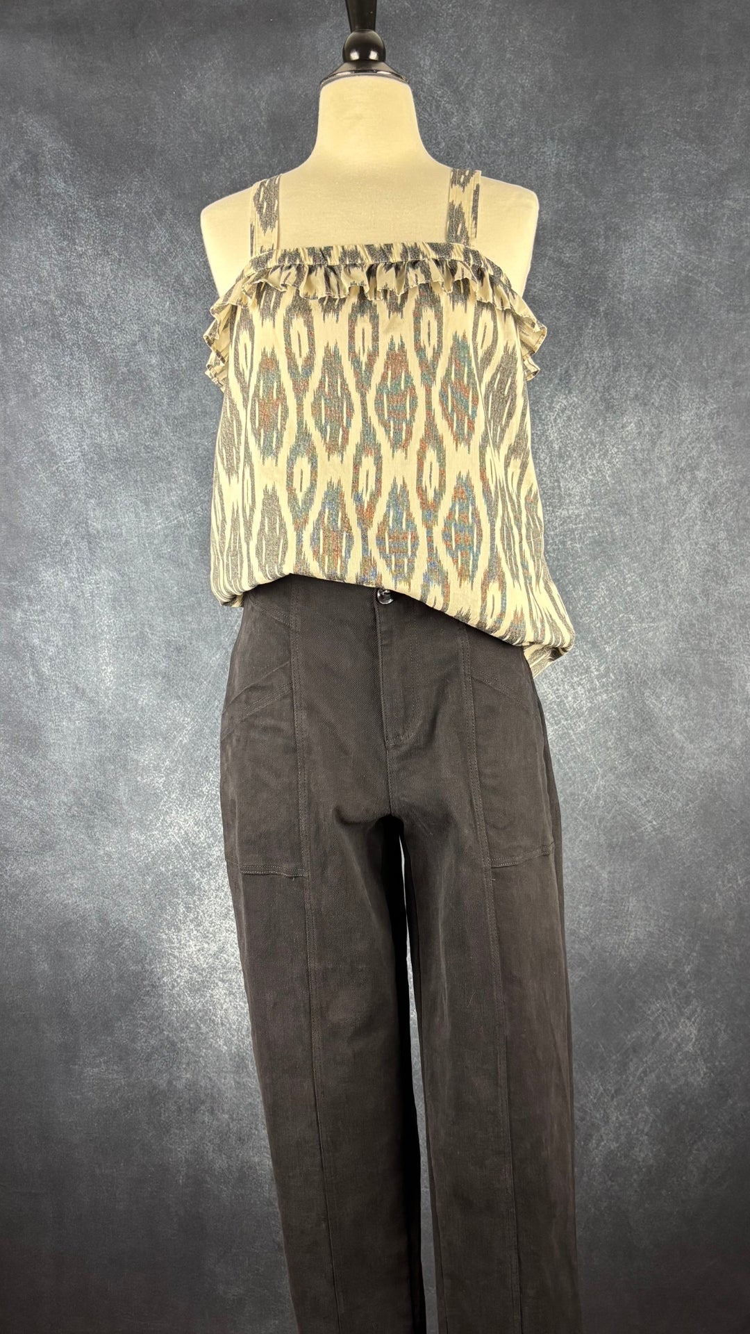 Pantalon en coton noir coupe fuselée Livom, taille 8 (s/m). Vue de l'agencement avec la camisole en coton J.Crew.