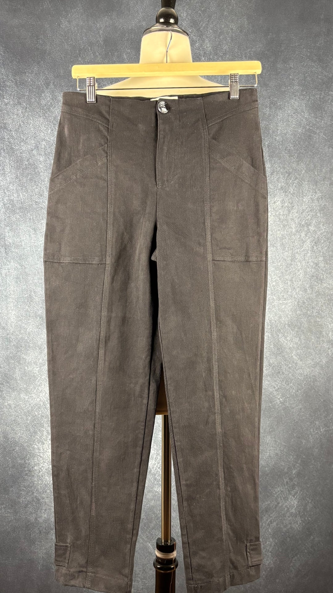 Pantalon en coton noir coupe fuselée Livom, taille 8 (s/m). Vue de face, sur cintre.