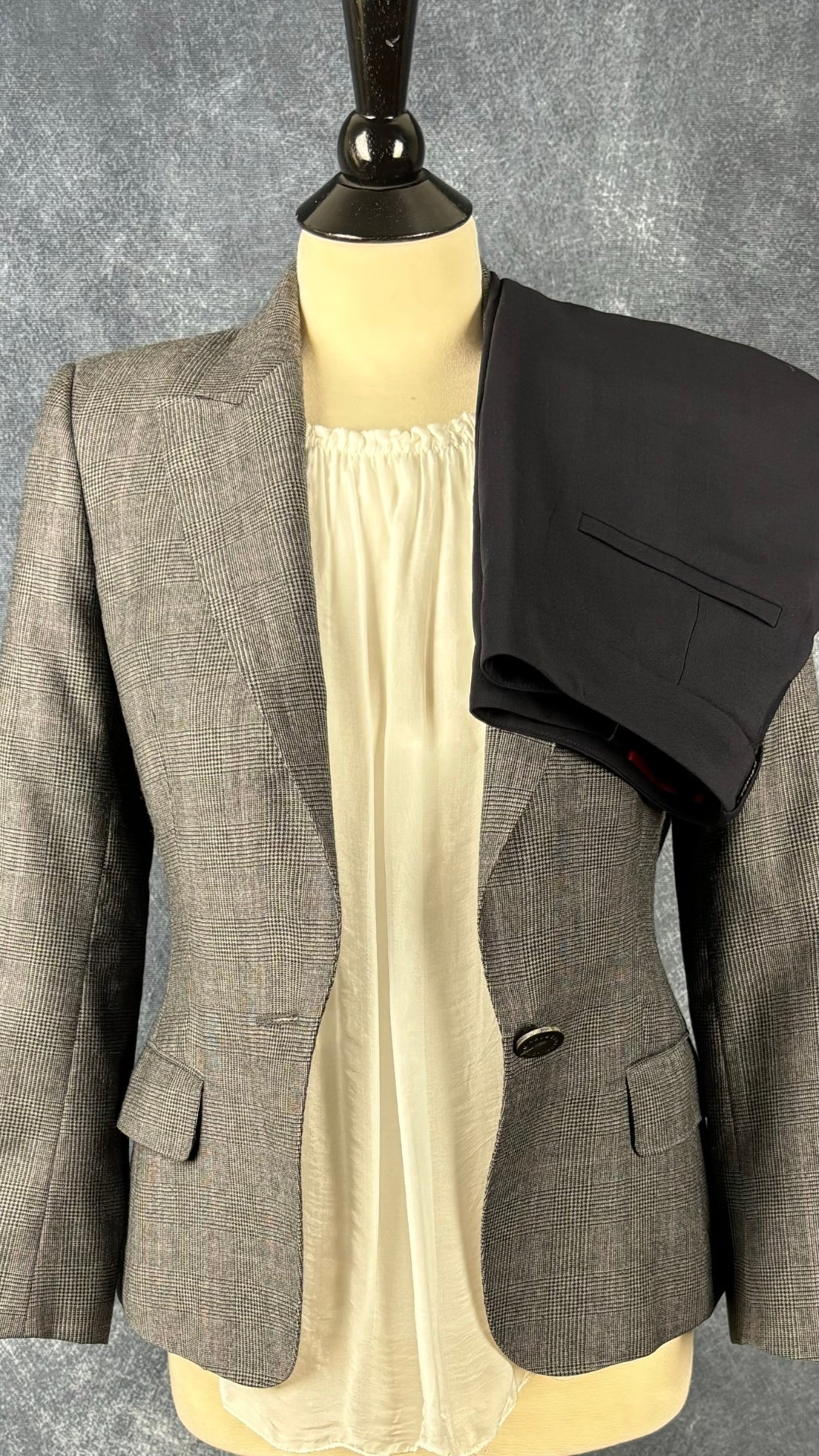 Pantalon noir en ultra fin lainage Hugo Boss, taille 4. Vue de l'agencement avec le haut en mélange de soie crème et le blazer Aquascutum.