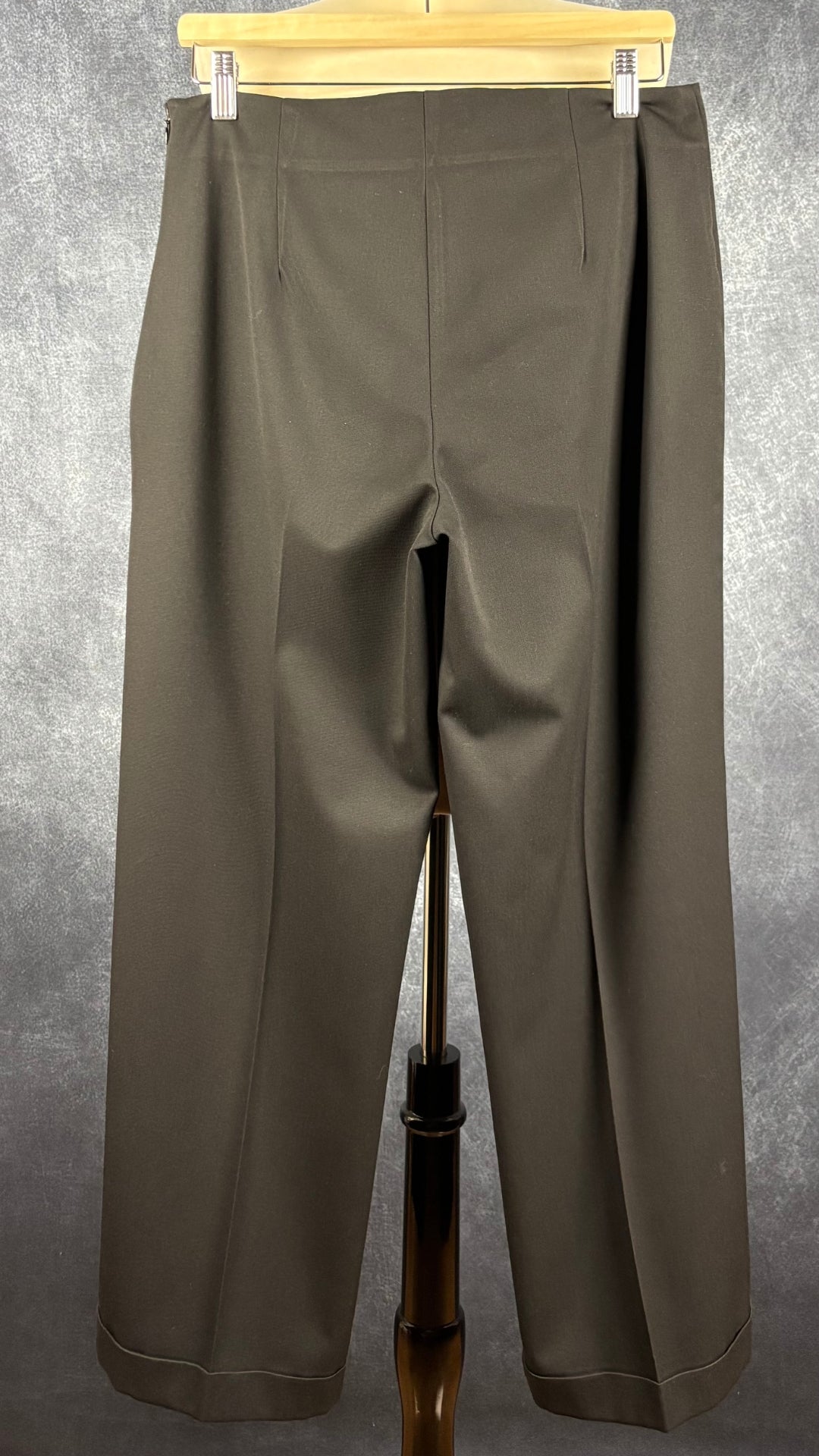 Pantalon noir jambe large à revers Sarah Pacini, taille estimée à large. Vue de dos.