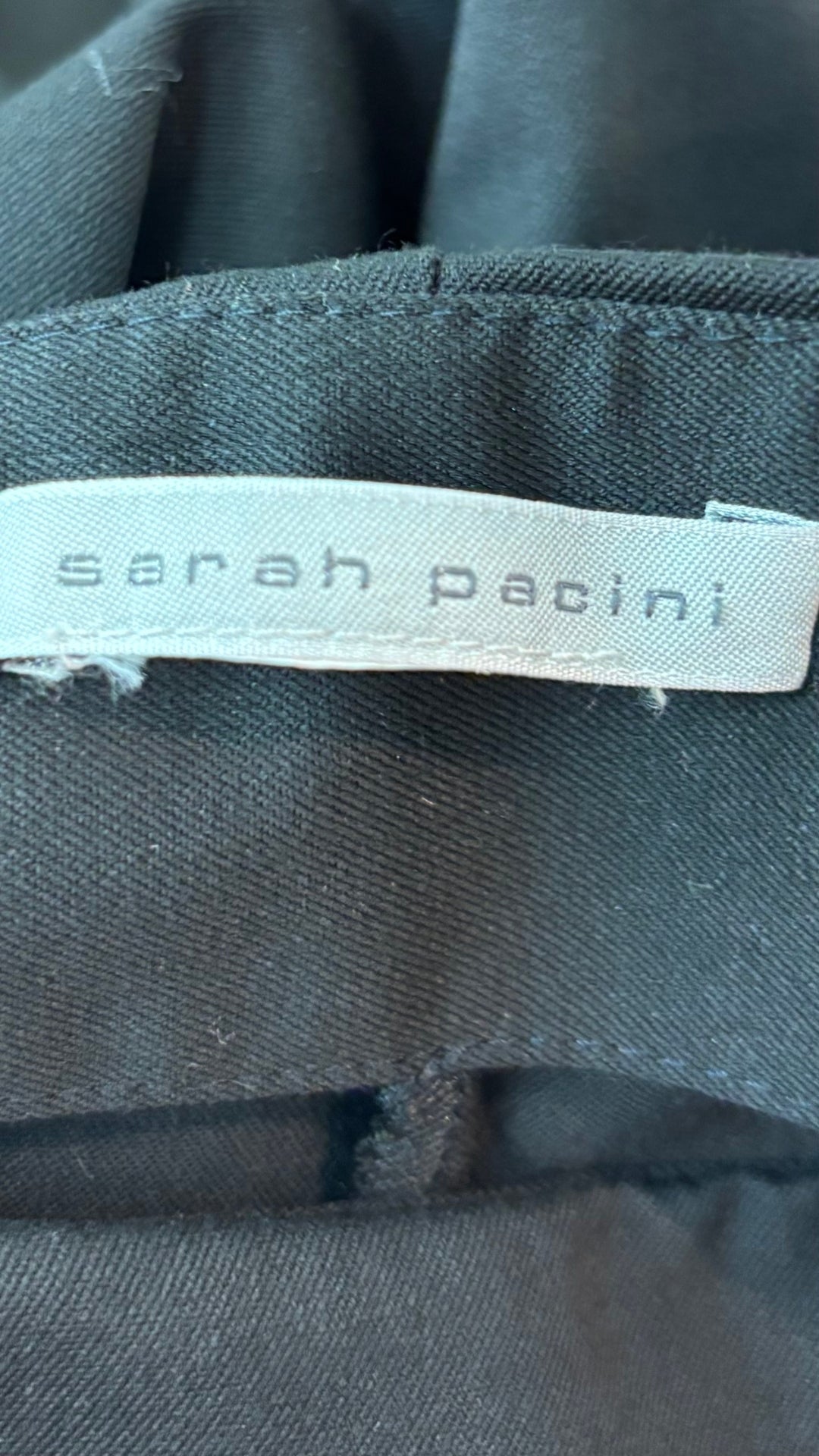 Pantalon noir jambe large à revers Sarah Pacini, taille estimée à large. Vue de l'étiquette.