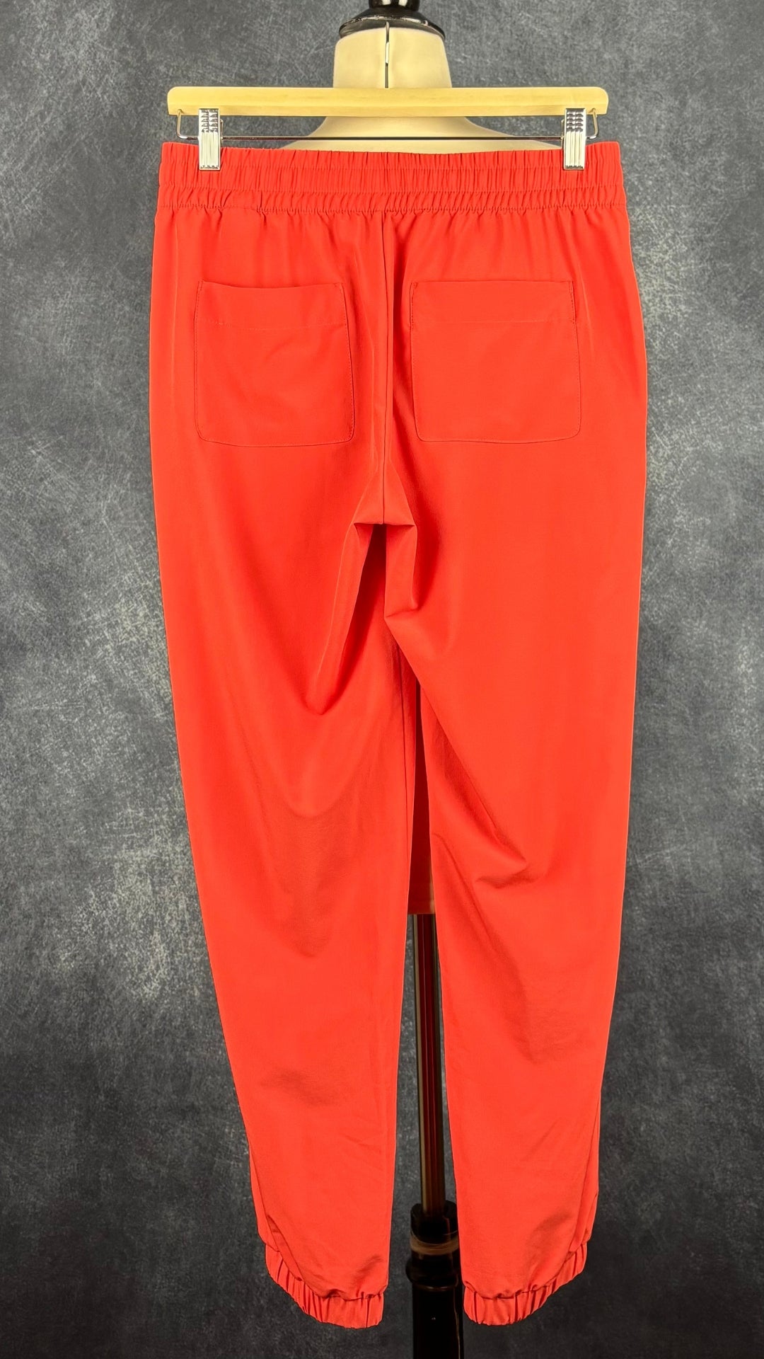 Pantalon orange doux en tissu léger parfait pour voyager Banana Republic Sport, taille small. Vue de dos.