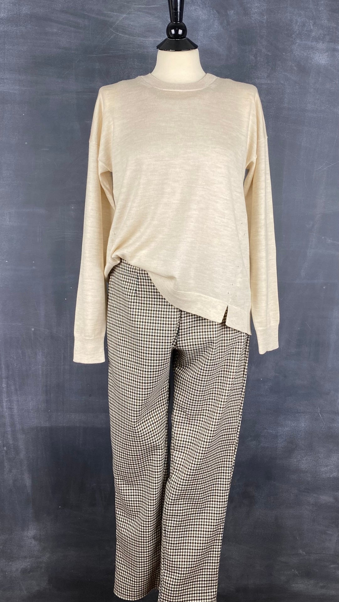 Pantalon pied de poule automnal, marque Essentiels Co Mtl, taille medium (petit). Vue d'un agencement avec un chandail tricot avoine en mélange de laine de mérinos et coton.