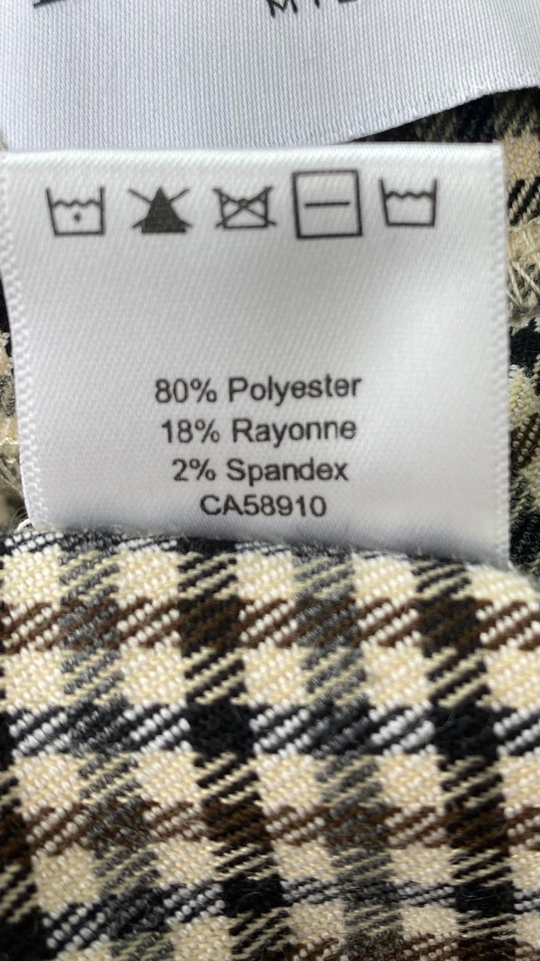 Pantalon pied de poule automnal, marque Essentiels Co Mtl, taille medium (petit). Vue de l'étiquette d'entretien et composition.