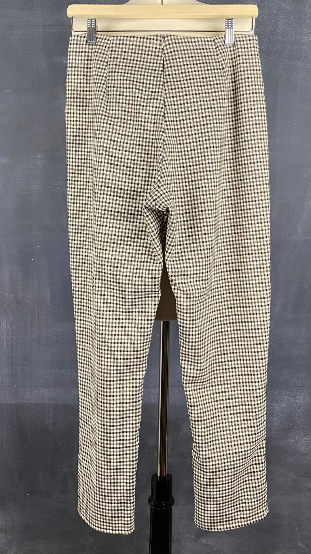 Pantalon pied de poule automnal, marque Essentiels Co Mtl, taille medium (petit). Vue de dos.