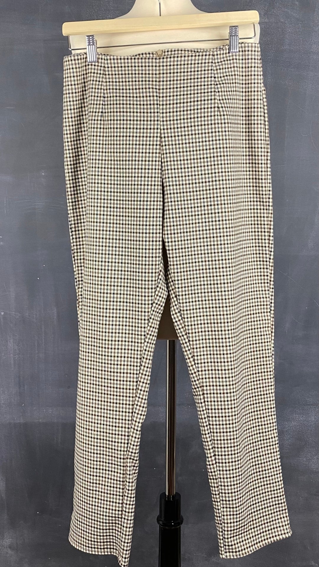 Pantalon pied de poule automnal, marque Essentiels Co Mtl, taille medium (petit). Vue de face.