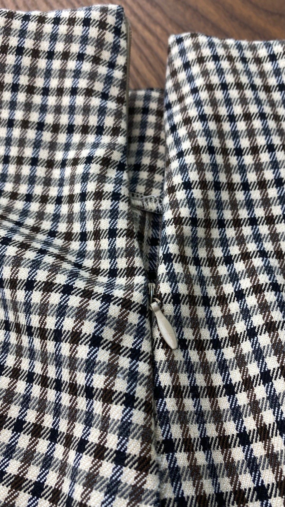 Pantalon pied de poule automnal, marque Essentiels Co Mtl, taille medium (petit). Vue de la fermeture éclair au dos.