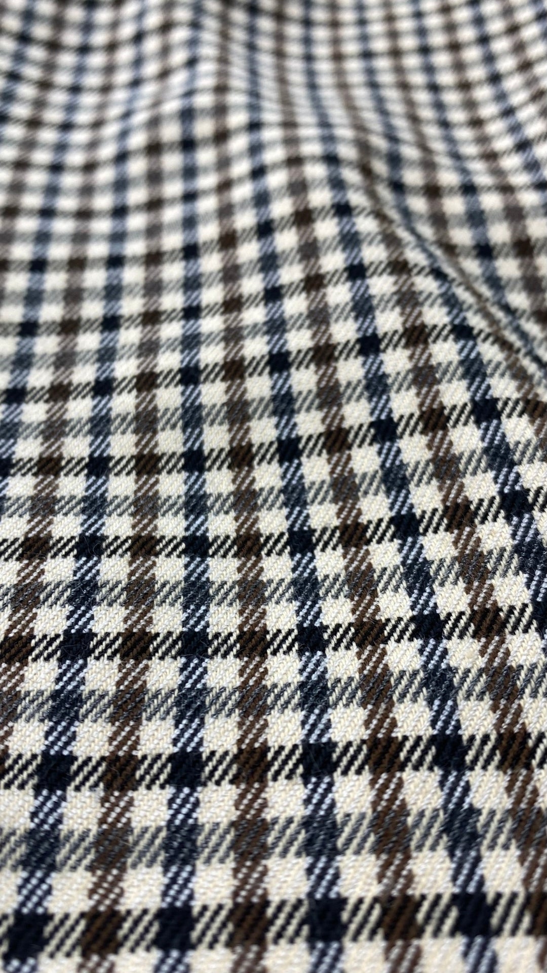 Pantalon pied de poule automnal, marque Essentiels Co Mtl, taille medium (petit). Vue de près du tissu.
