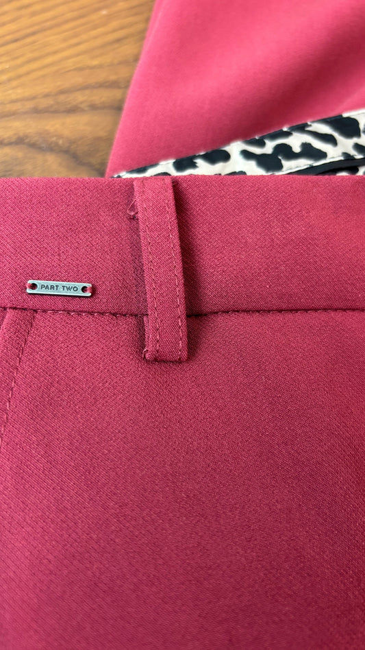 Pantalon rouge brique coupe tailleur classique Part Two, taille 44 (xl). Vue de près d'un détail métallique près de la poche.