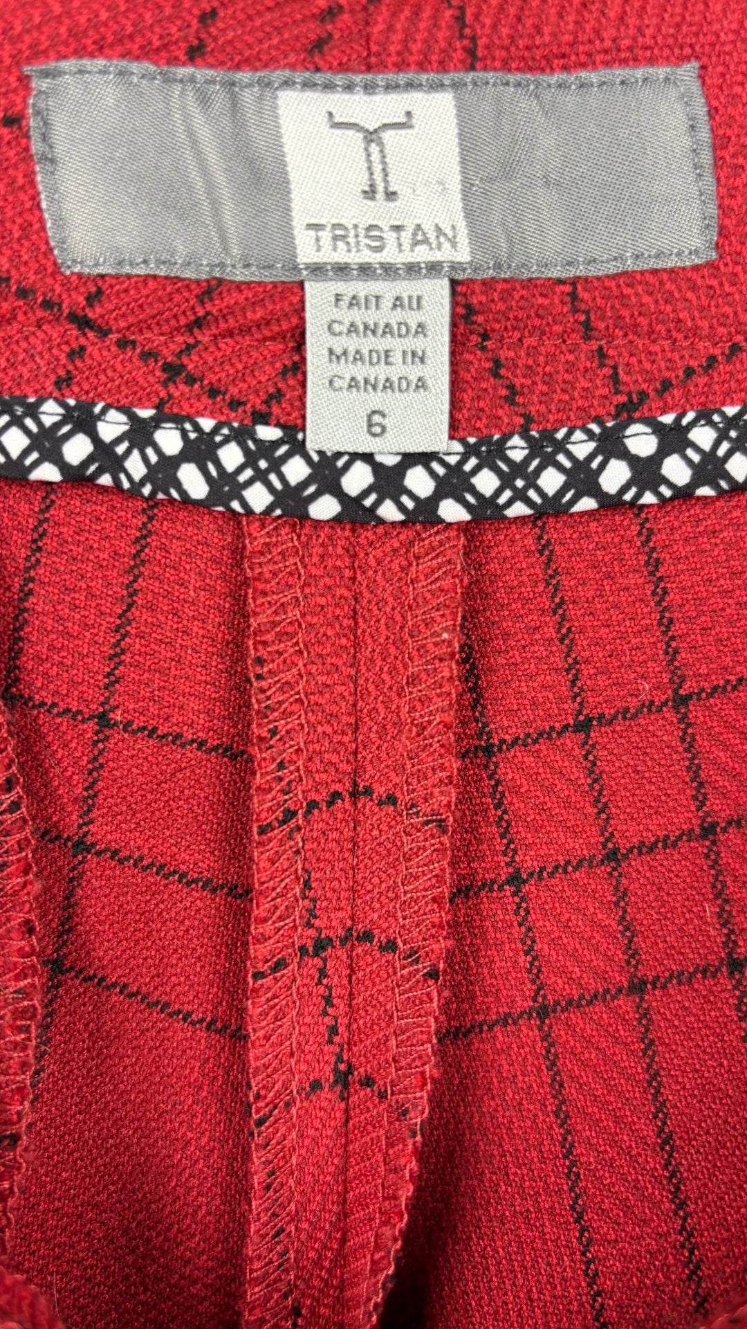 Pantalon rouge orangé à carreaux coupe droite Tristan, taille 6. Vue de l'étiquette.