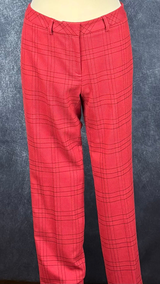 Pantalon rouge orangé à carreaux coupe droite Tristan, taille 6. Vue de face, sur le mannequin.