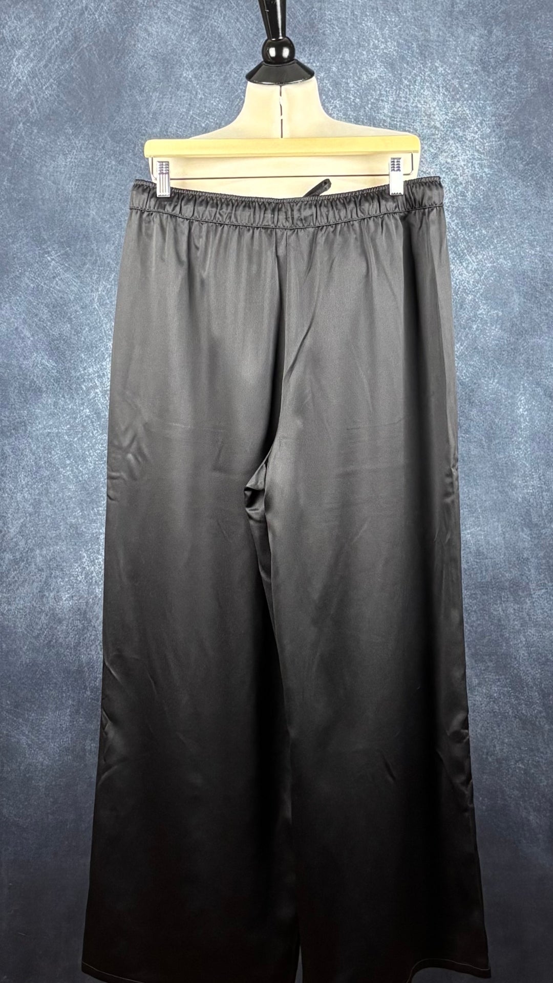 Pantalon satiné noir à jambes larges Calvin Klein, taille large. Vue de dos.