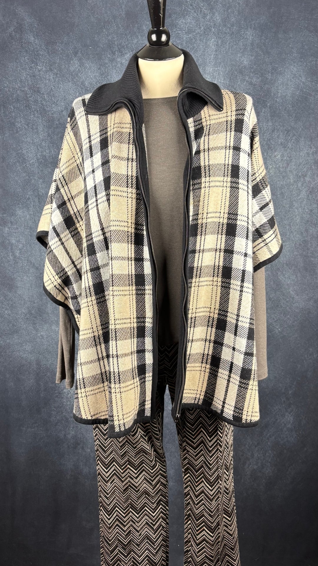 Pantalon à taille extensible à chevrons Cambio, taille 10. Vue de l'agencement avec le chandail moka en coton et la veste style poncho à carreaux.