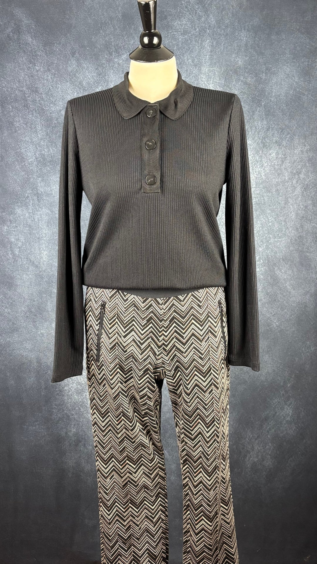 Pantalon à taille extensible à chevrons Cambio, taille 10. Vue de l'agencement avec le polo noir.