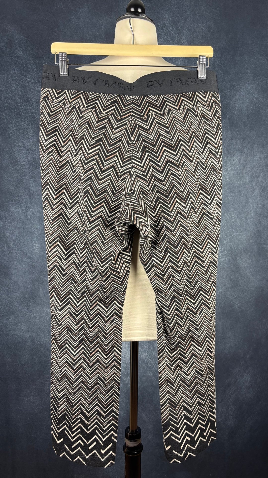 Pantalon à taille extensible à chevrons Cambio, taille 10. Vue de dos.